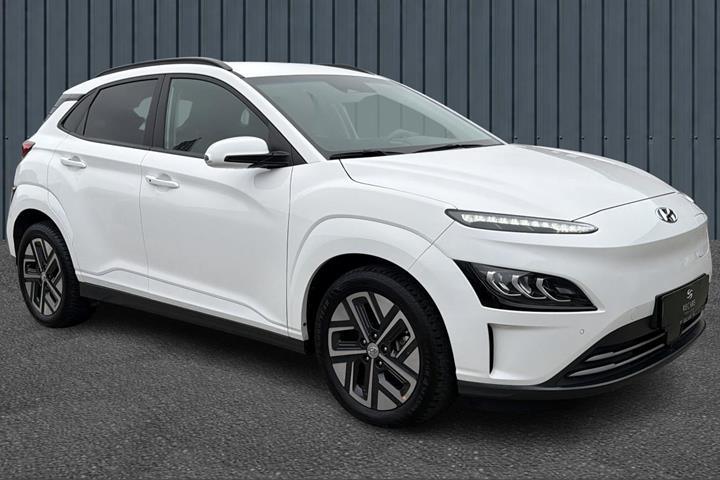 Hvid Hyundai Kona fra 2023 set udefra