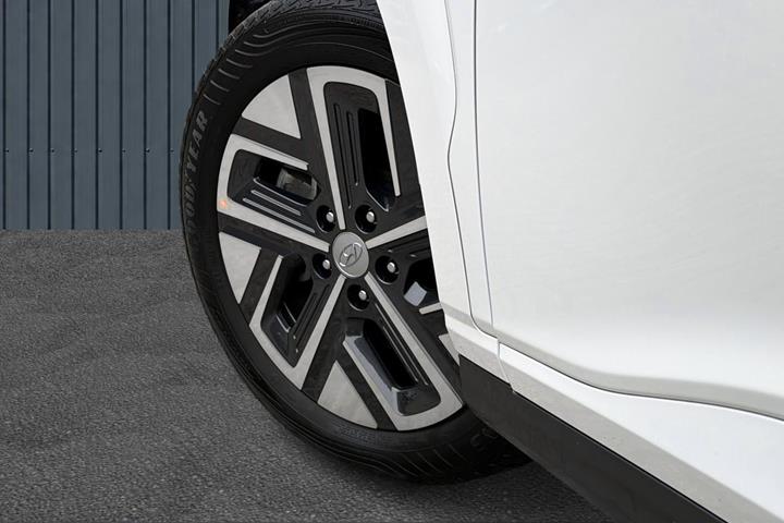Hvid Hyundai Kona fra 2023