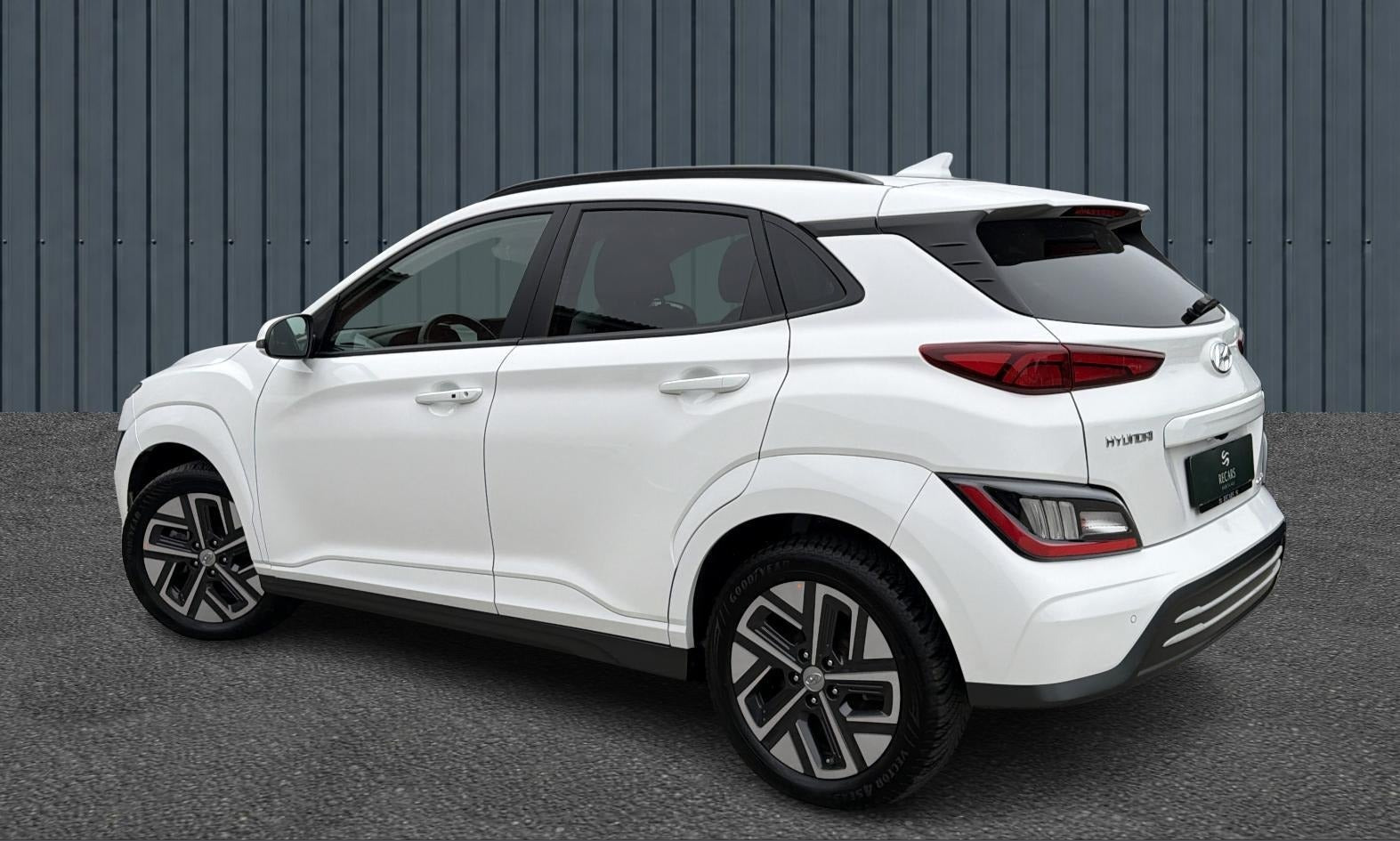 Hvid Hyundai Kona fra 2023