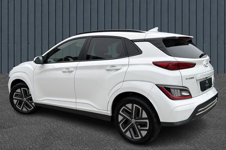 Hvid Hyundai Kona fra 2023