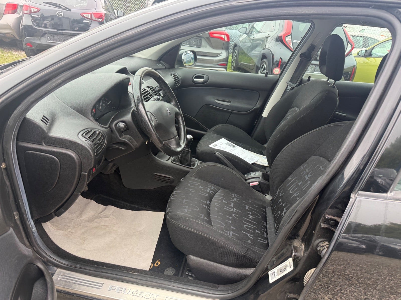 Sort Peugeot 206 fra 2003