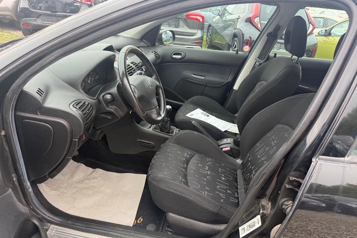 Sort Peugeot 206 fra 2003