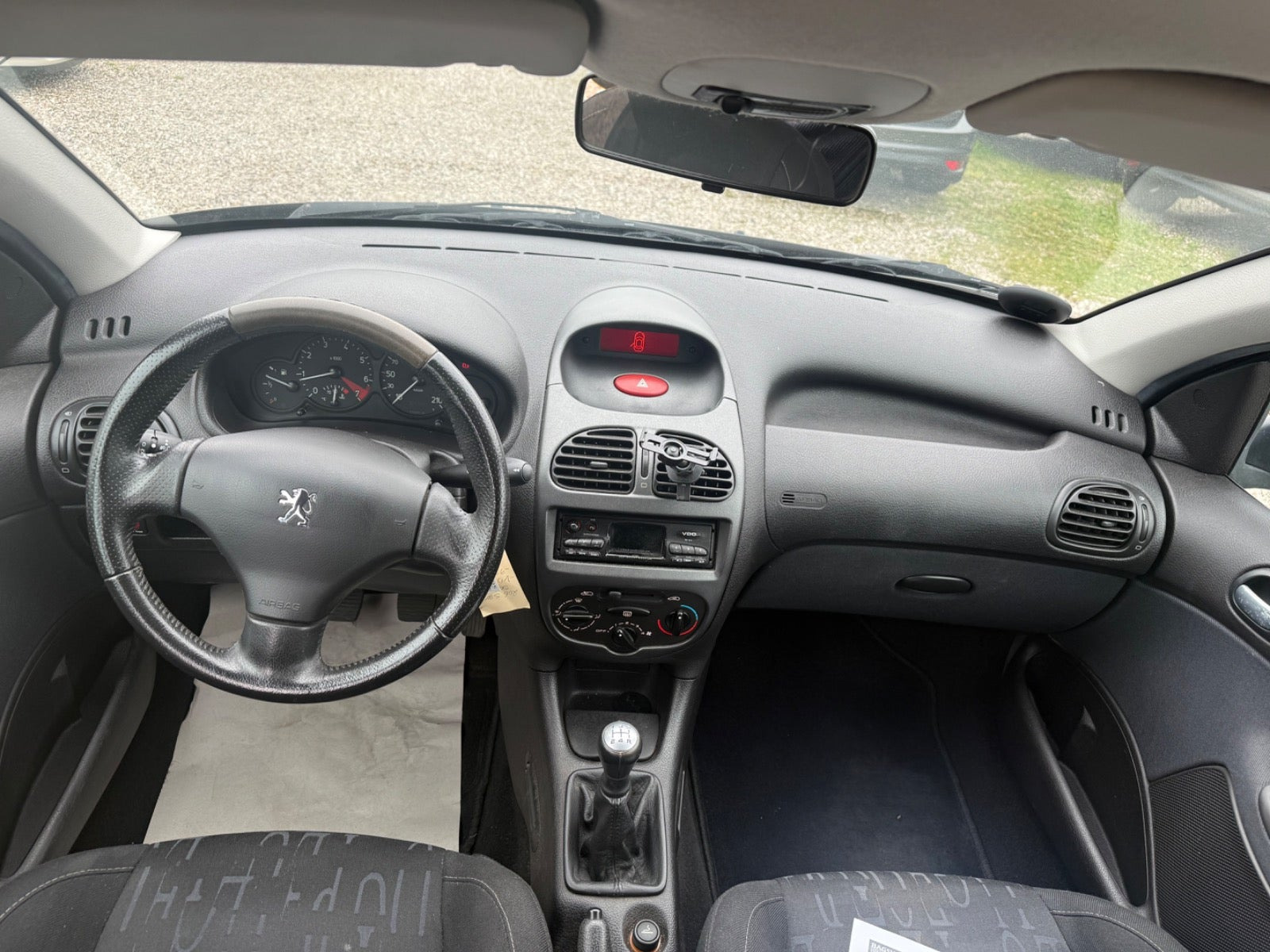 Sort Peugeot 206 fra 2003