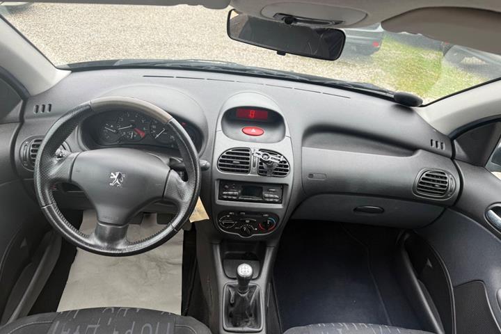 Sort Peugeot 206 fra 2003