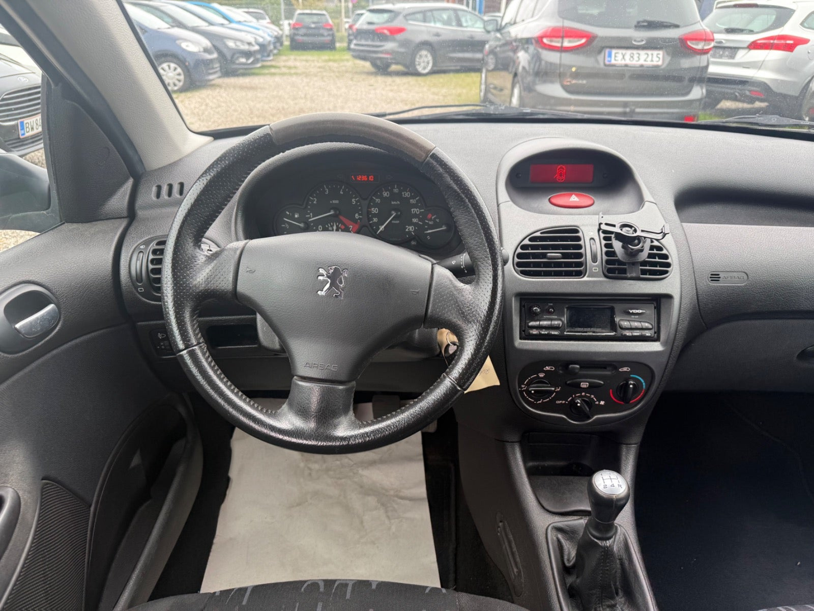 Sort Peugeot 206 fra 2003