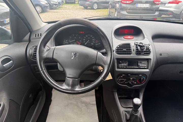Sort Peugeot 206 fra 2003