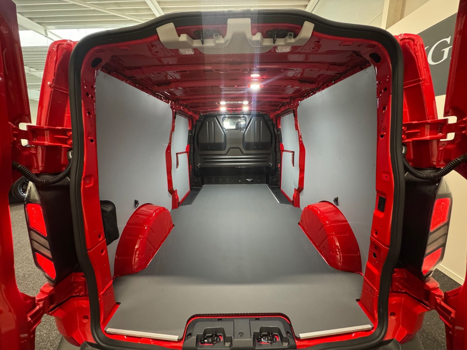 Rød Ford Transit Custom 320 L1 fra 2026