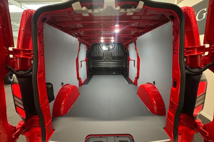 Rød Ford Transit Custom 320 L1 fra 2026