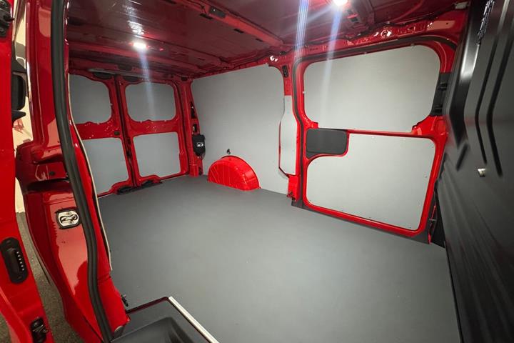 Rød Ford Transit Custom 320 L1 fra 2026