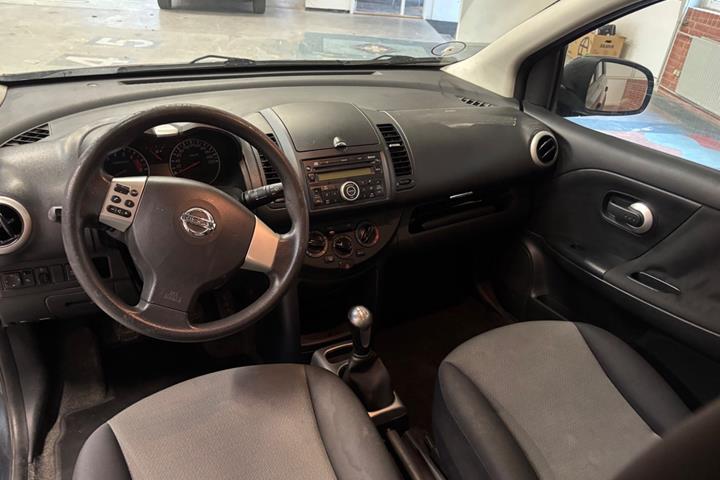 Blå Nissan Note fra 2011