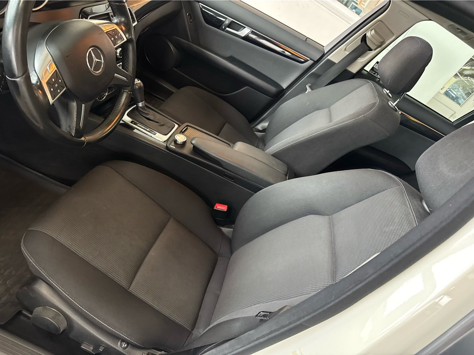 Hvid Mercedes C220 fra 2012