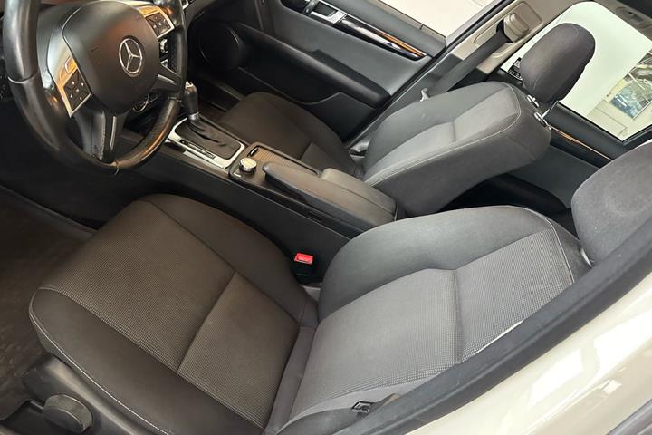 Hvid Mercedes C220 fra 2012