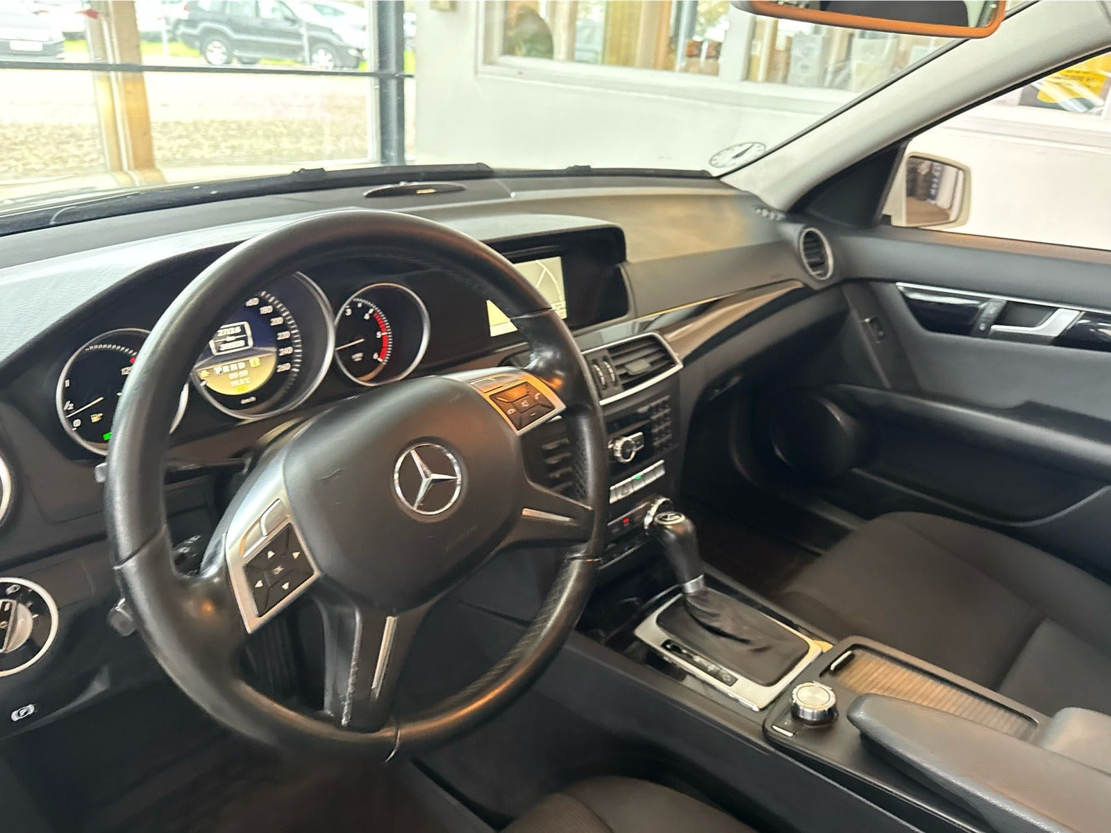 Hvid Mercedes C220 fra 2012