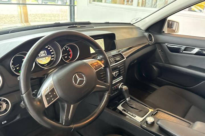 Hvid Mercedes C220 fra 2012