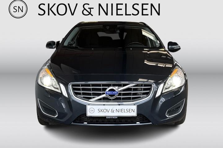 Blå Volvo V60 fra 2013