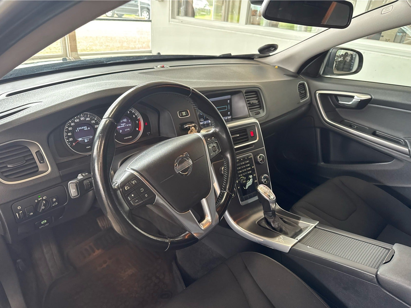 Blå Volvo V60 fra 2013