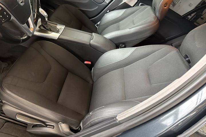 Blå Volvo V60 fra 2013