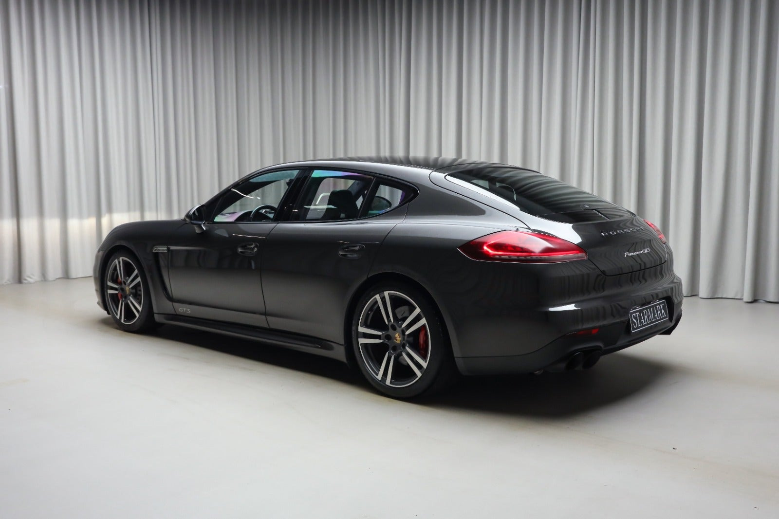 Grå Porsche Panamera GTS fra 2014
