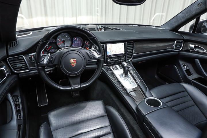 Grå Porsche Panamera GTS fra 2014