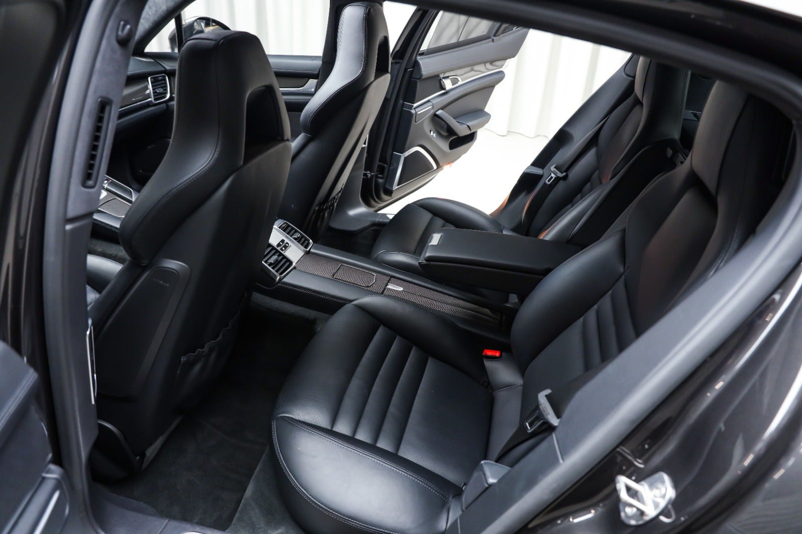 Grå Porsche Panamera GTS fra 2014