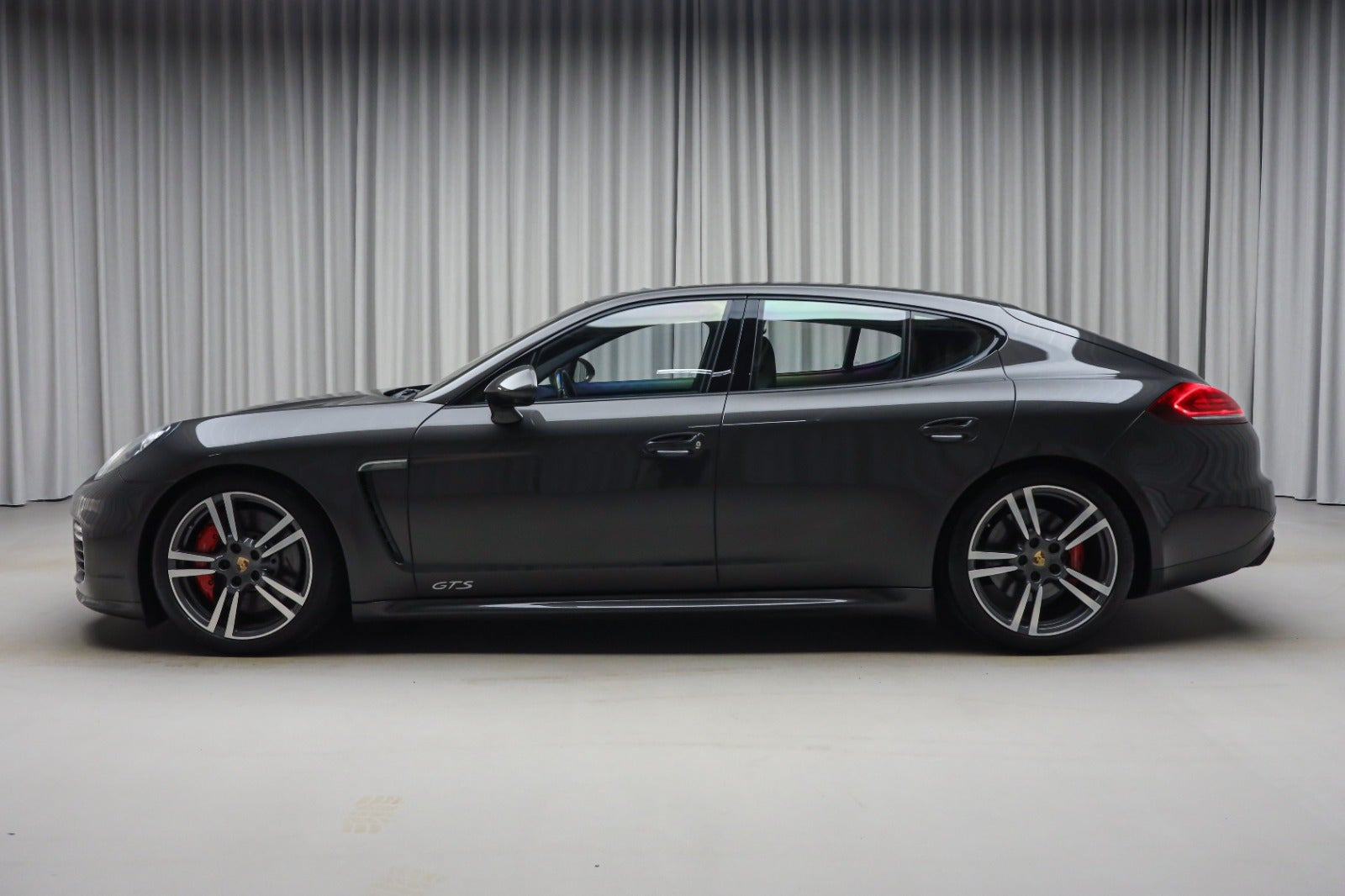 Grå Porsche Panamera GTS fra 2014