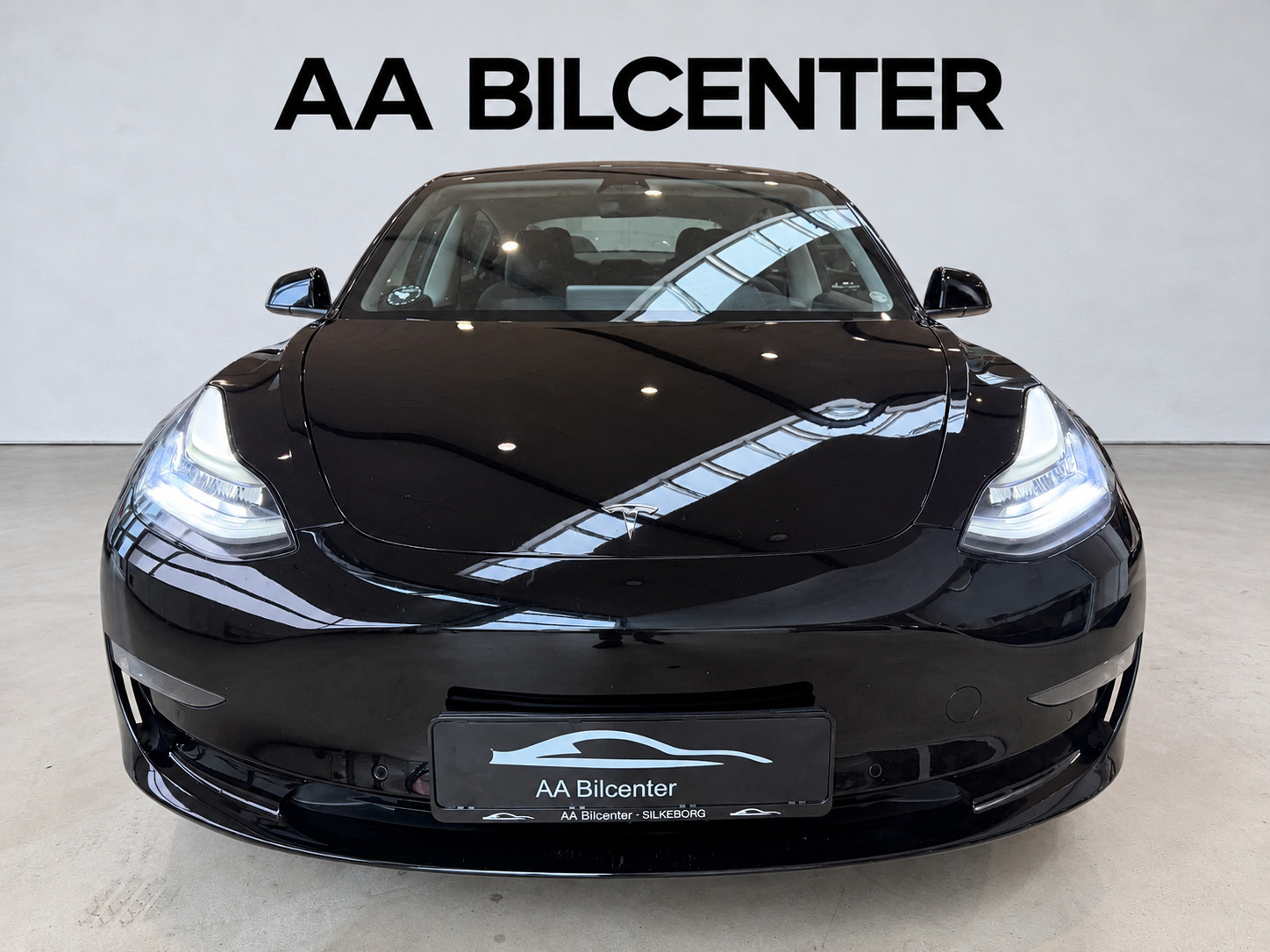 Hvid Tesla Model 3 fra 2021