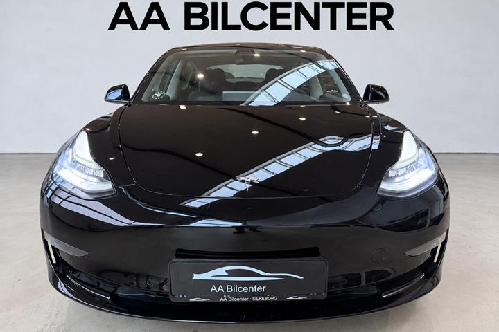 Hvid Tesla Model 3 fra 2021