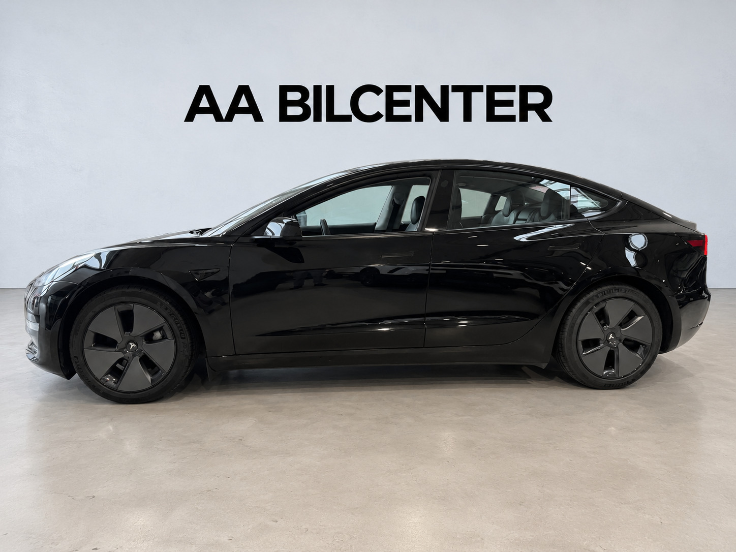 Hvid Tesla Model 3 fra 2021