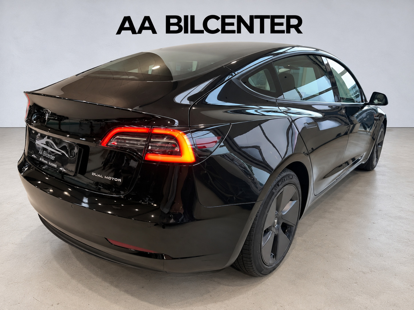 Hvid Tesla Model 3 fra 2021