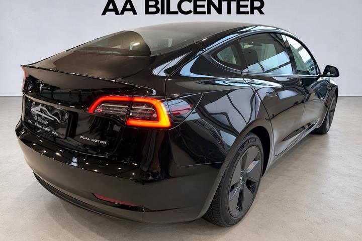 Hvid Tesla Model 3 fra 2021