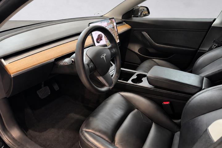 Hvid Tesla Model 3 fra 2021