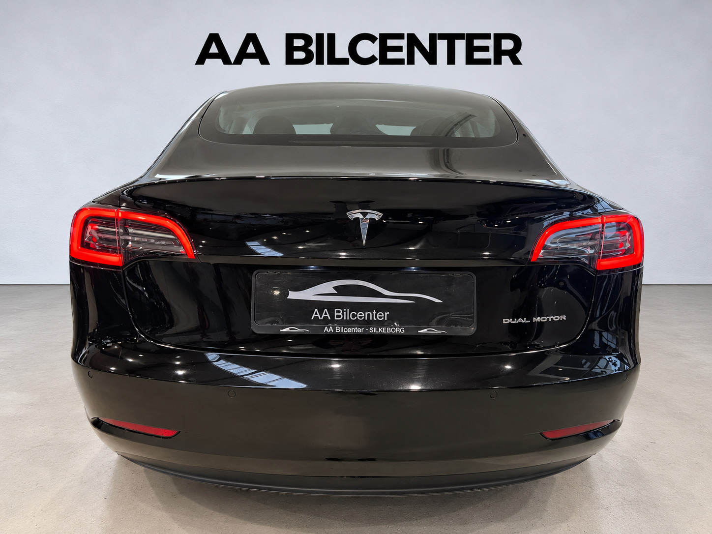 Hvid Tesla Model 3 fra 2021