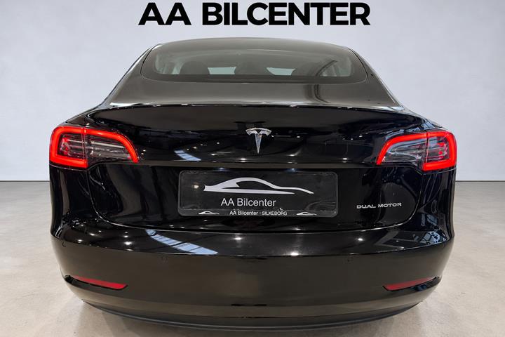 Hvid Tesla Model 3 fra 2021