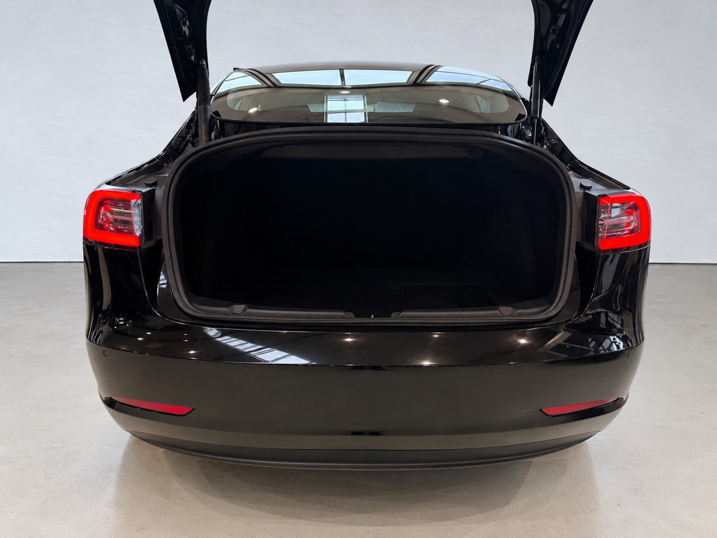 Hvid Tesla Model 3 fra 2021