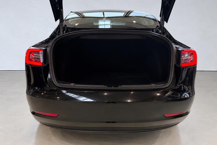 Hvid Tesla Model 3 fra 2021