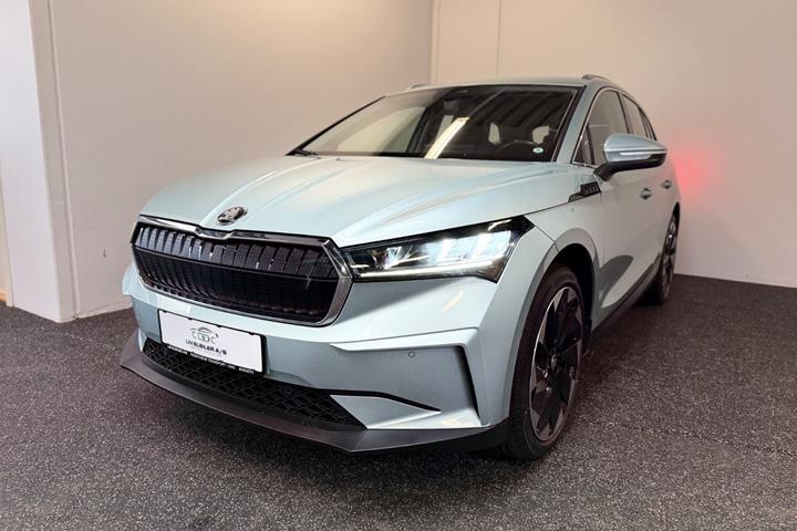 Grøn Skoda Enyaq fra 2023 set udefra