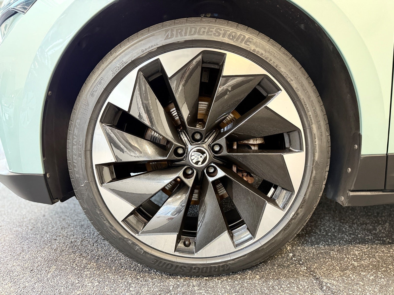 Grøn Skoda Enyaq fra 2023