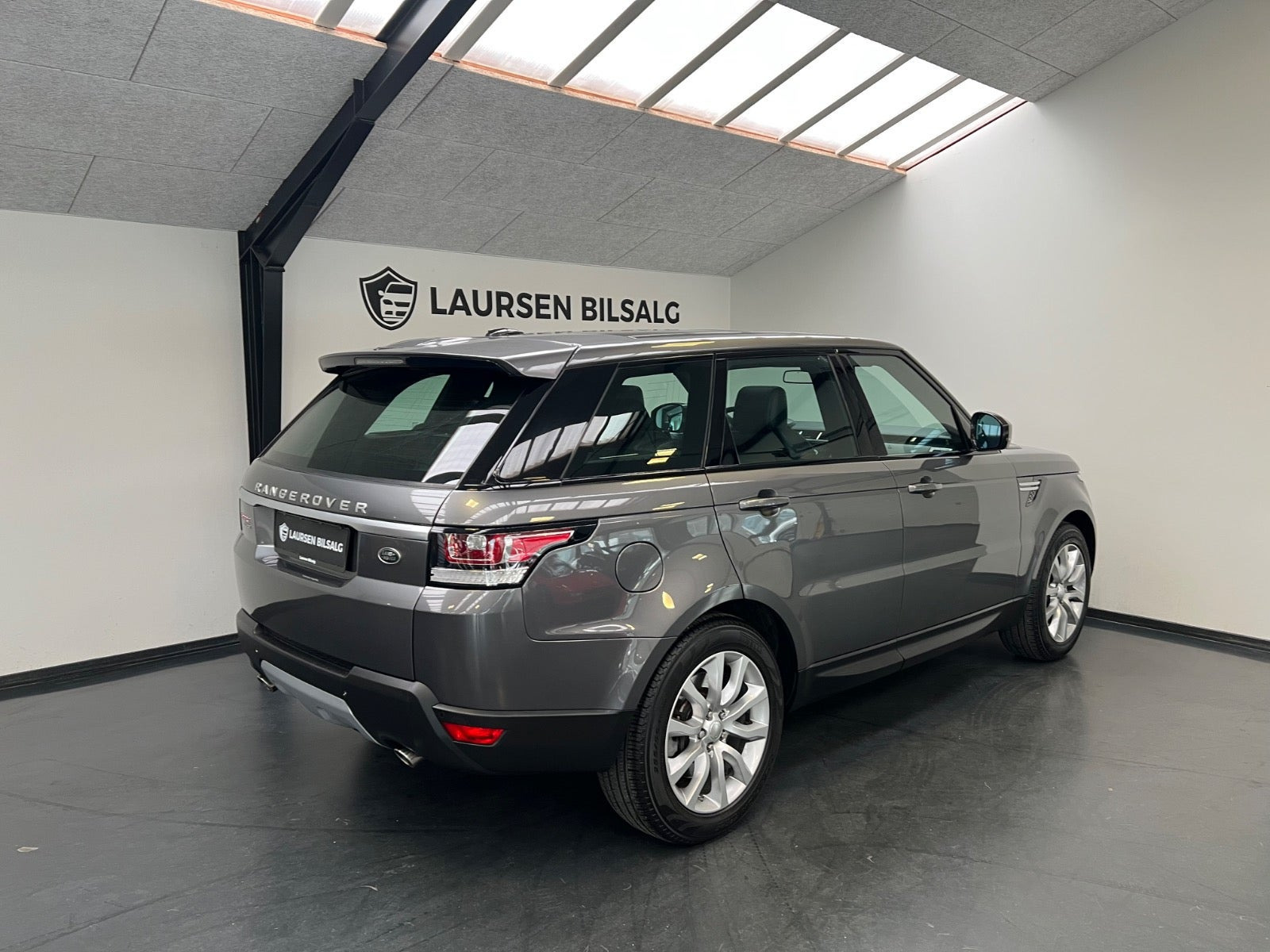 Grå Land Rover Range Rover sport fra 2014