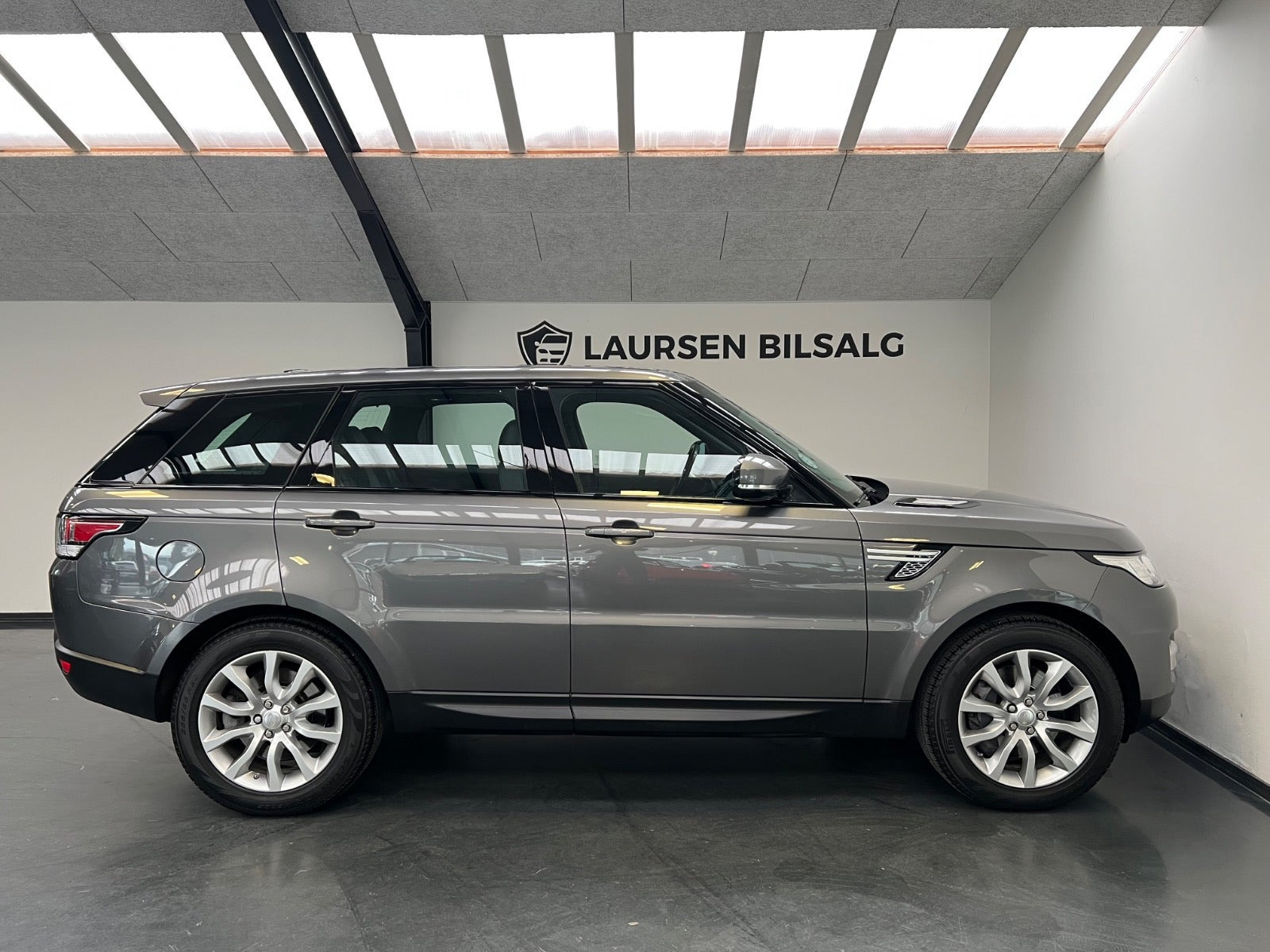 Grå Land Rover Range Rover sport fra 2014