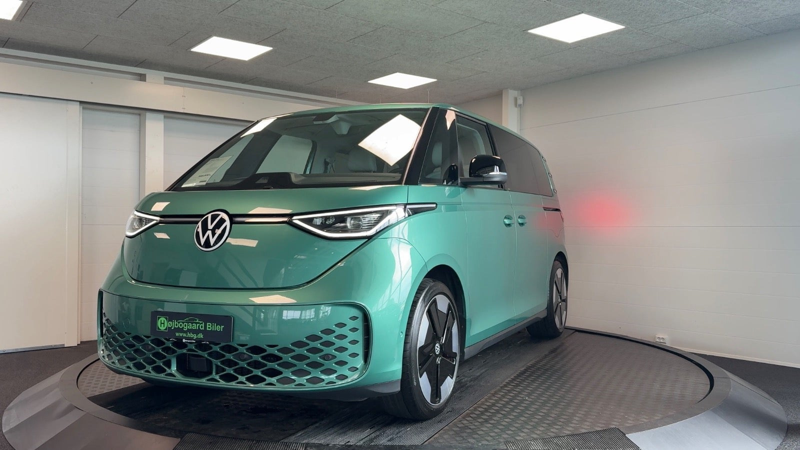 Grøn VW ID.Buzz fra 2024 set udefra