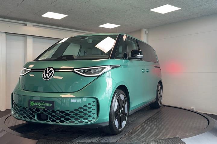 Grøn VW ID.Buzz fra 2024 set udefra