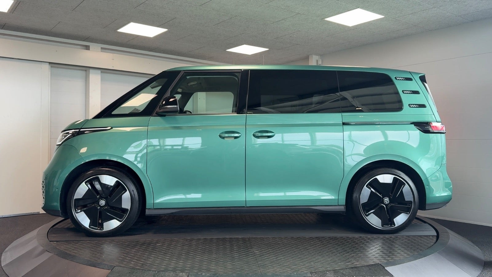 Grøn VW ID.Buzz fra 2024