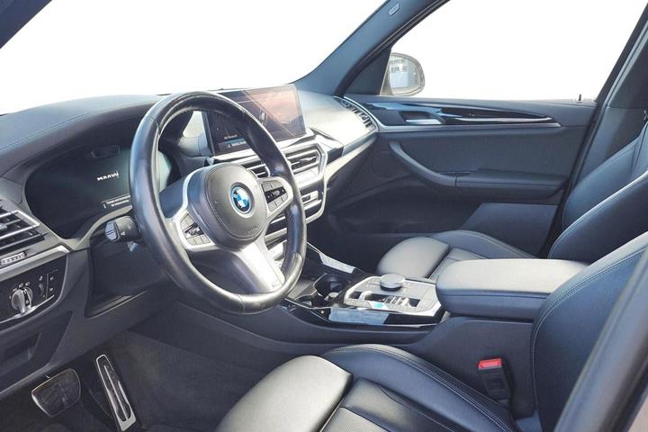 Grå BMW iX3 fra 2023