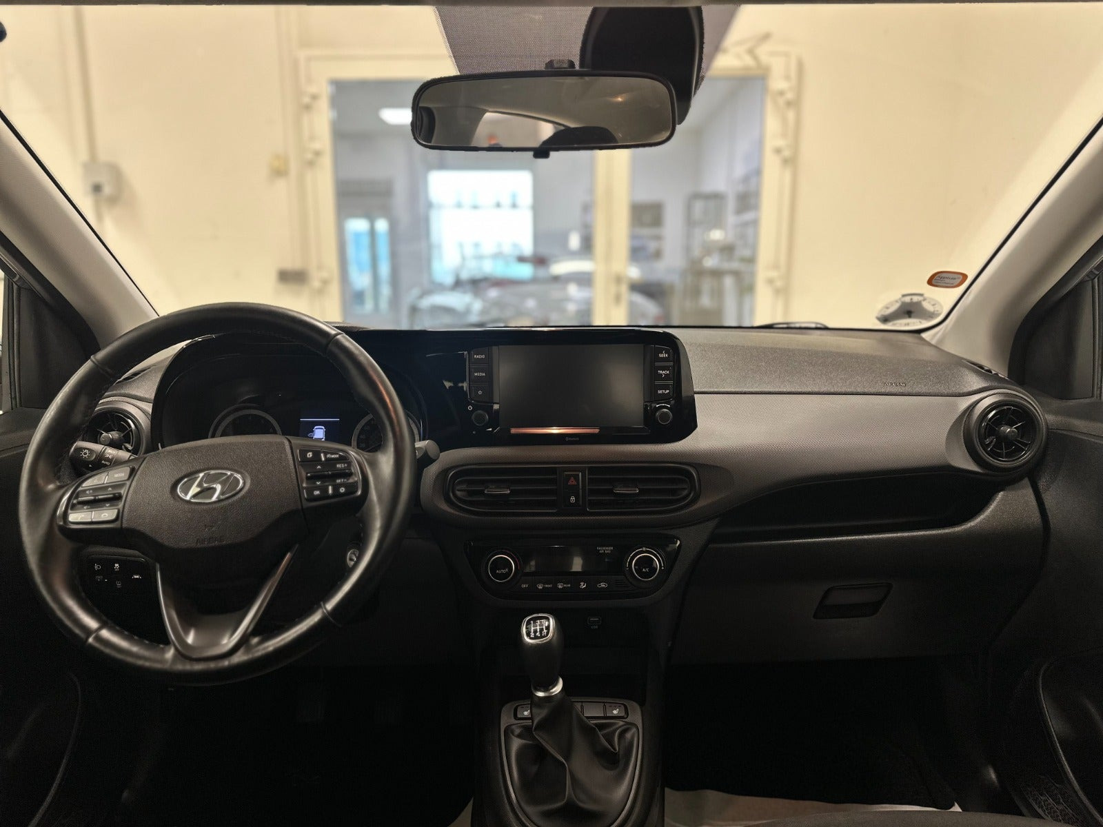Blå Hyundai i10 fra 2022