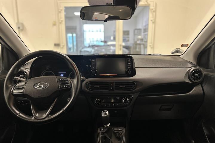 Blå Hyundai i10 fra 2022