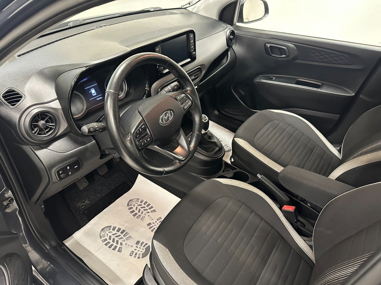 Blå Hyundai i10 fra 2022