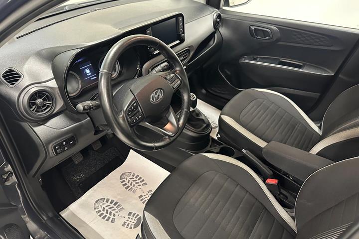 Blå Hyundai i10 fra 2022