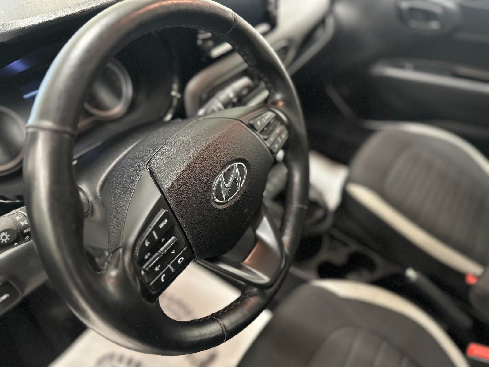 Blå Hyundai i10 fra 2022