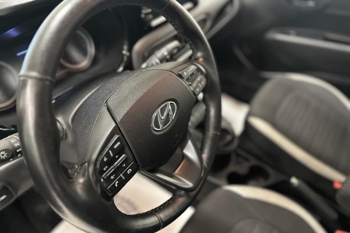 Blå Hyundai i10 fra 2022