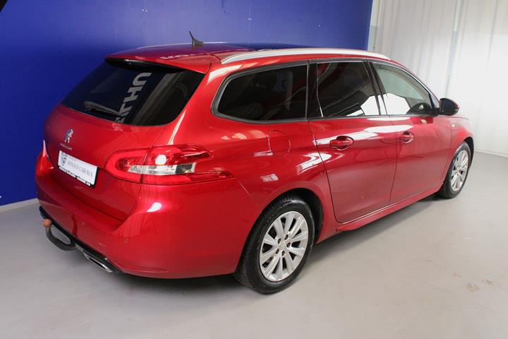 Rød Peugeot 308 fra 2016